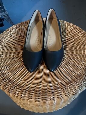 Women's Black Pointed-Toe Classic Pumps - Nisolo